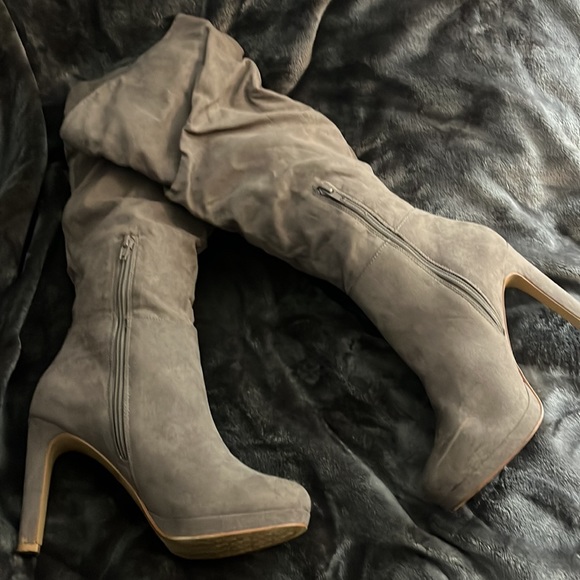 Tan boots up to the knee - Picture 4 of 9